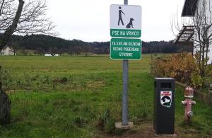 Koš za pasje iztrebke na Škocjanski poti na Rakeku 02